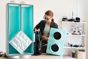 В магазине, где продают бывшие в употреблении товары, вы можете найти технику по более доступной цене, чем в магазинах, где она продаётся в новом состоянии.