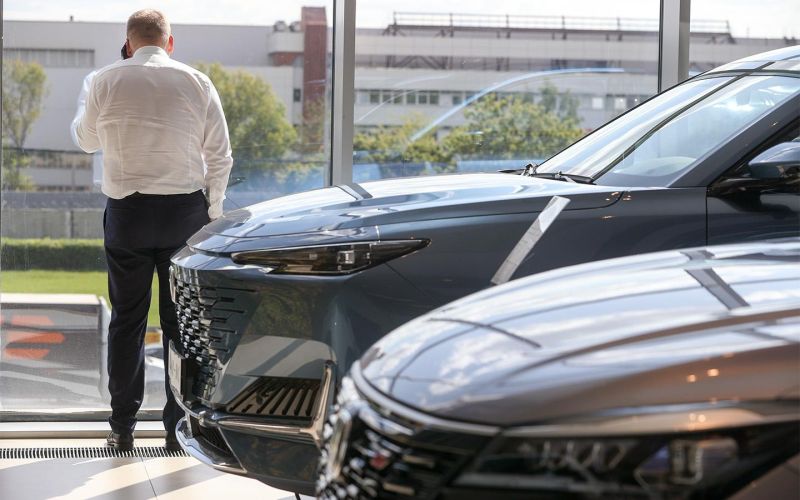 
            Дилеры на грани банкротства. Что будет с продажами новых машин в России
        