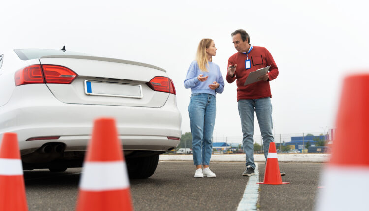 Как выбрать автошколу и успешно пройти обучение: полный гид для начинающих водителей