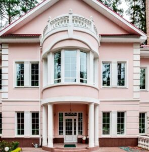 Покупка дома в элитном посёлке: загородная роскошь в лесном бору на берегу Москвы-реки