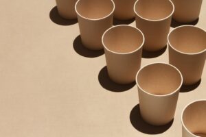 Ламинированный картон для стаканов: современный материал для одноразовой посуды