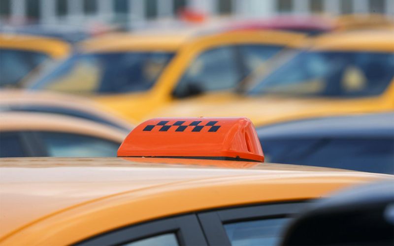 
            Таксистам могут разрешить ездить на иномарках. Но это коснется не всех
        