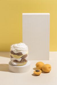 Коробка для пирожных и зефиров из белого картона: элегантность и практичность