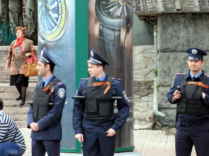 В Рубежном милиционеров обвинили в терроризме за найденную в машине георгиевскую ленточку