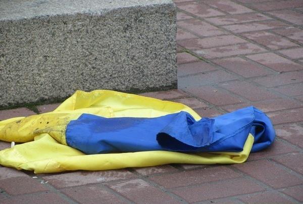 В Измаиле растоптали флаг Украины