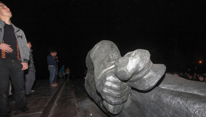 Кернес начал восстанавливать памятник Ленину в Харькове