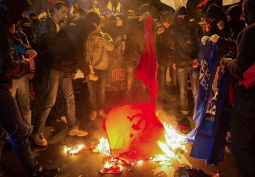 В Киеве сожгли флаг КПУ и «Партии Регионов»