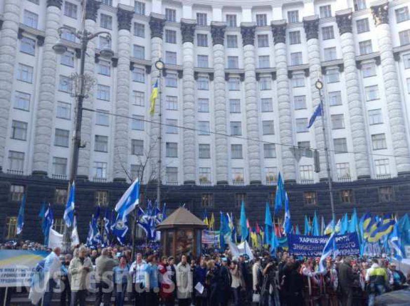 Кабмин Украины пикетируют около 3 тысяч представителей профсоюзов
