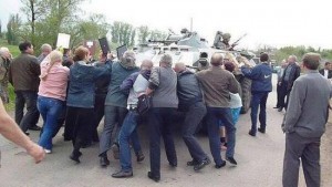 Жители Сартаны (ДНР) встали живым щитом против карателей