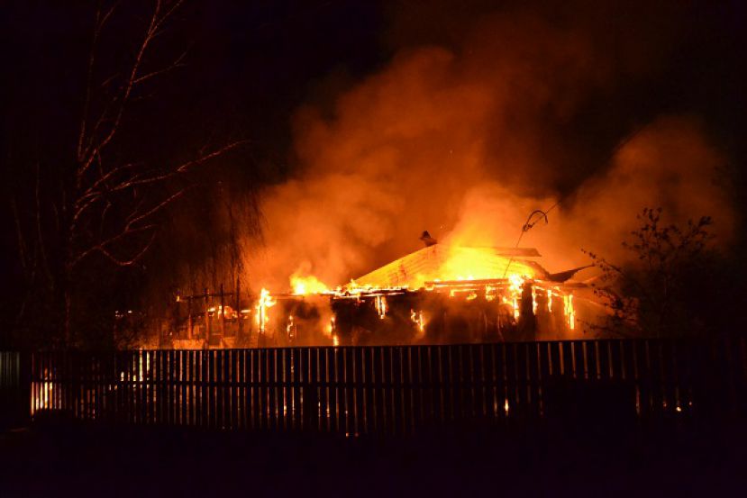В Счастье и Станице-Луганской страшные бои: горят жилые дома