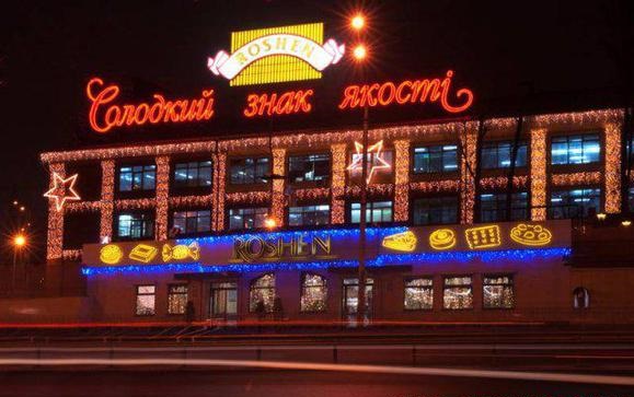Украинцы сидят без света в то время, как фабрика Порошенко сверкает новогодними огнями