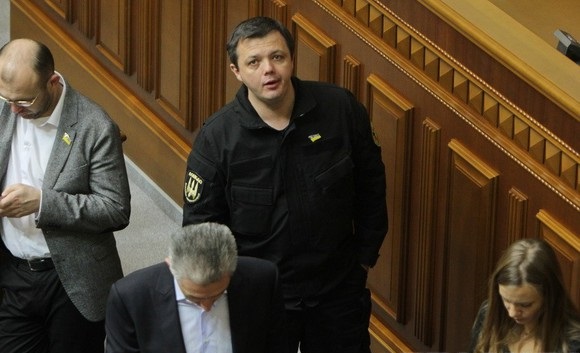 Семенченко призвал продавать на Донбасс оружие, как в супермаркете