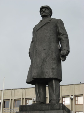 Милиция помешала майданутым повалить памятник Ленину в Славянске