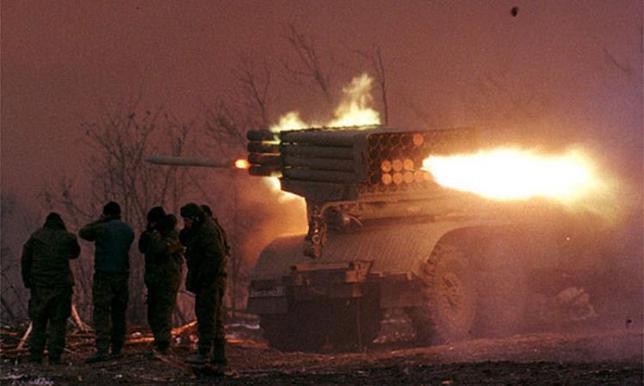 Колонна техники украинских карателей под Донецком попали под огонь артиллерии ВСН