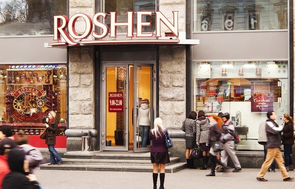 В Киеве разгромили четыре кондитерских магазина Roshen