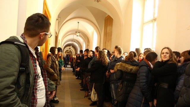 Львовские студенты организовали "коридор позора" для инакомыслящей преподавательницы