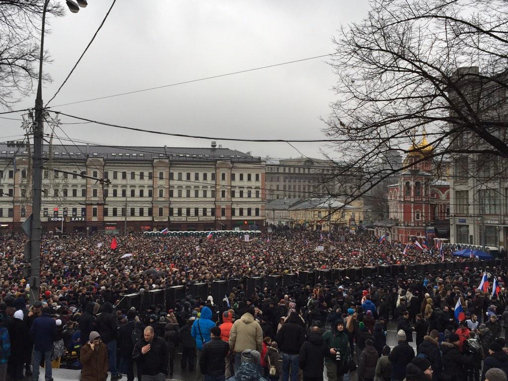 Траурный марш памяти Немцова проходит под нацистскими и украинскими знаменами (ФОТО, ВИДЕО)