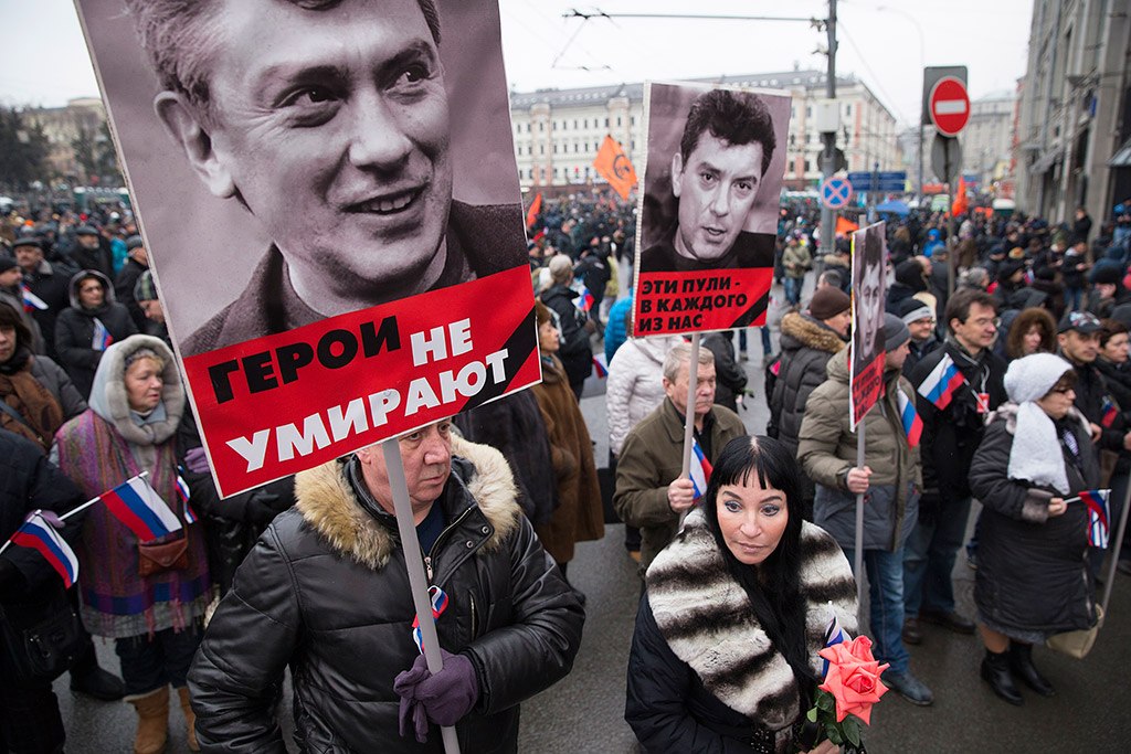 Траурный марш памяти Немцова проходит под нацистскими и украинскими знаменами (ФОТО, ВИДЕО)