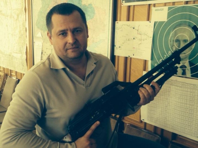 Нардепа Филатова заблокировали в "Фейсбук" за фото подаренных Ярошем "ножей для москалей"