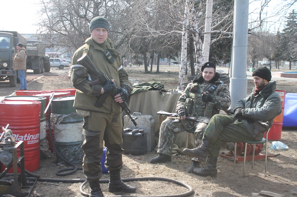 Донецк готовится к худшему. Армия ДНР продолжает пополняться добровольцами.
