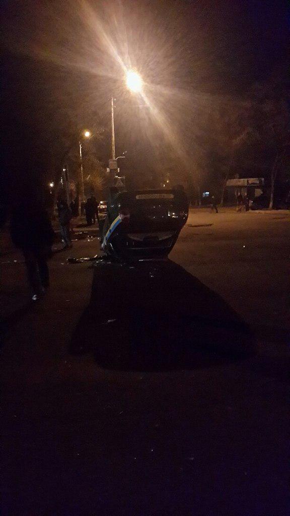 СРОЧНО! В Константиновке активисты перевернули машину ГАИ и подожгли общежитие ВСУ