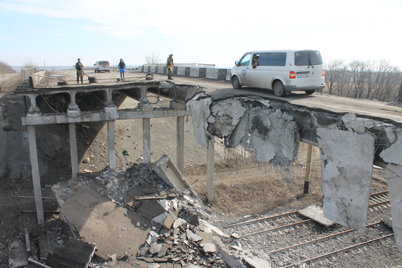 Сегодня будет достроена дорога Енакиево - Углегорск в обход разрушенного моста