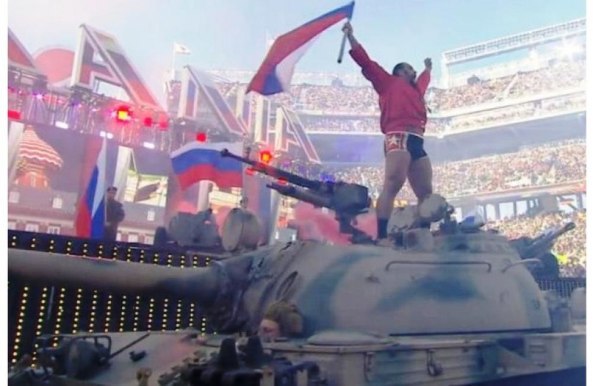 Американец с русским флагом въехал на стадион в США на танке