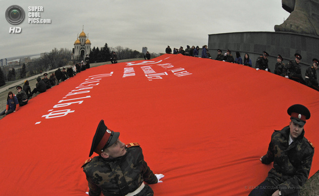 В Донецк привезли самую большую копию Знамени Победы