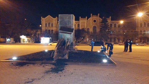 В Харькове за ночь снесли три памятника времён СССР