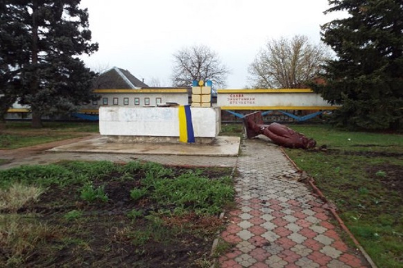 В Станице Луганской вчера варварски снесли очередной памятник Ленину