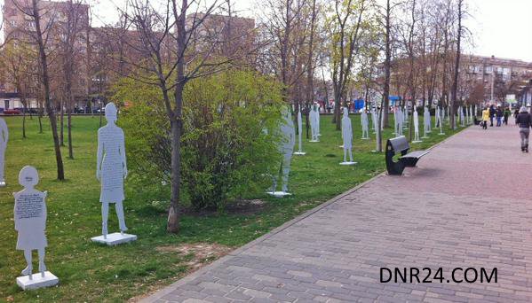 В Днепропетровске прошел флешмоб "Души невинно убитых мирных жителей Донбасса"