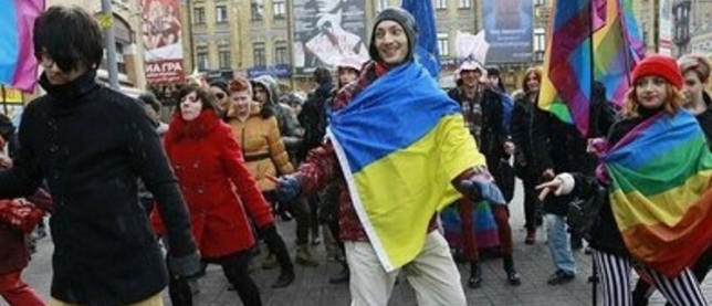 Украинские радикалы требуют отправить участников гей-парада на Донбасс
