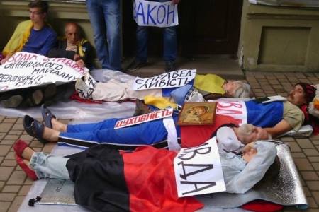 В Виннице судят националиста, объявившего: «Порошенко — хло», соратники протестуют
