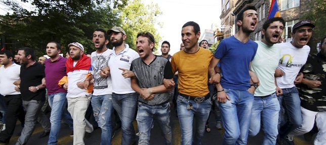 На ереванском майдане уже появились провокаторы, настраивающие людей против полиции