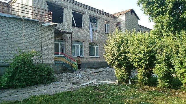 В результате обстрела в Докучаевске разрушен детский сад