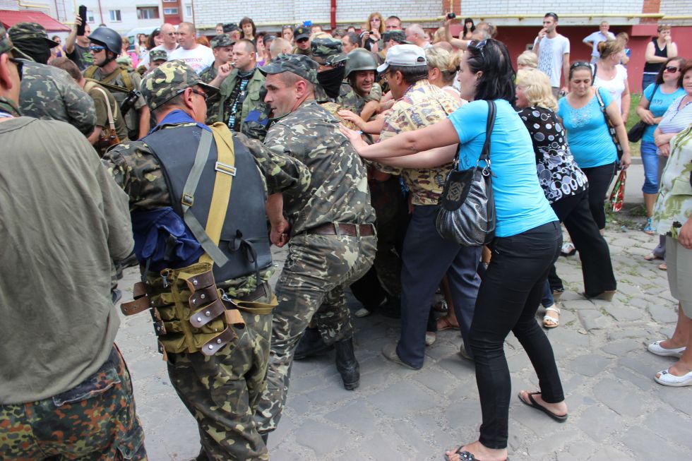 Тернопольчан призывают в армию, как диких свиней