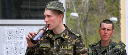 Украина уже не знает как бороться с солдатами алкоголиками