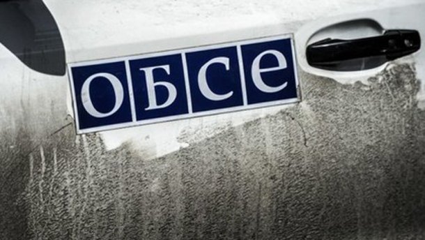 В Сети появилось видео горевших машин ОБСЕ в Донецке