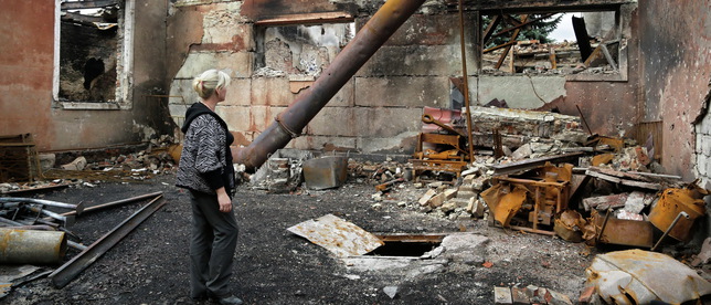 Обстрелом ВСУ снова разрушен жилой дом в Петровском районе, часть района осталась без света