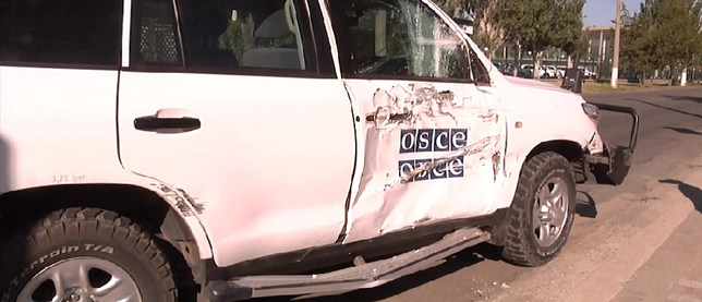 Автомобиль миссии ОБСЕ врезался в луганский троллейбус