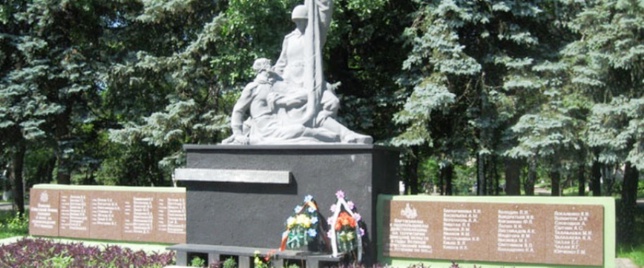 В Донецке ко Дню освобождения Донбасса восстановили памятник и братскую могилу советских воинов Южного фронта