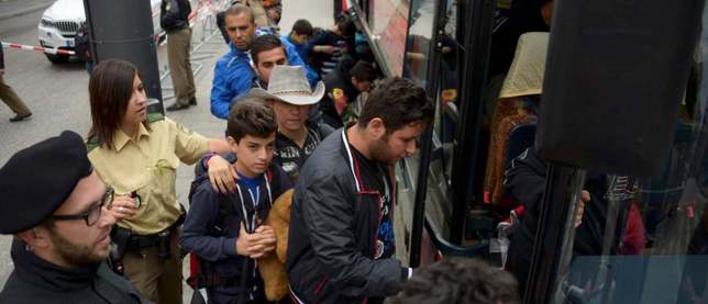 Беженцы перекрыли трассу из Сербии в Венгрию