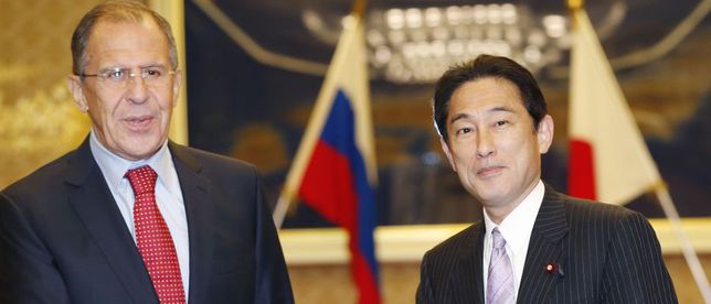 Главы МИД Японии и России обсудят ситуацию в Донбассе
