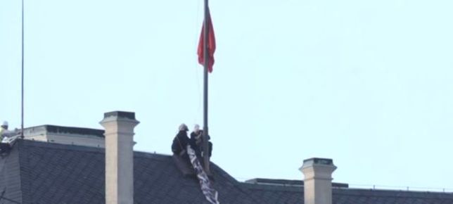Над резиденцией Президента Чехии флаг заменили красными трусами