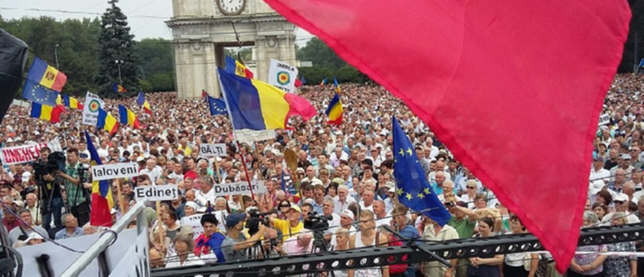 В Молдове проходит многотысячный митинг пророссийской оппозиции