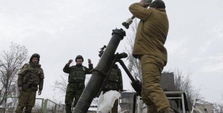 Украинские силовики обстреляли из минометов село Спартак в пригороде Донецка, горит жилой дом