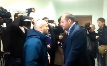 Михаила Добкина ударили в лицо и хотели поставить на колени в суде