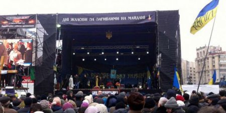 На Майдане ораторы призывают к свержению Порошенко и Яценюка: Терпеть этих подонков уже невозможно!