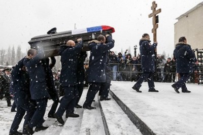 На прощание с погибшим пилотом Су-24 пришли тысячи человек