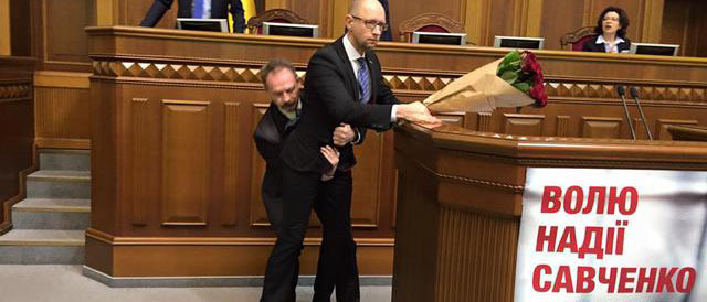 Яценюка во время выступления в Раде пытались вынести из-за трибуны